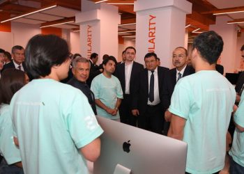 Минниханов и Арипов посетили школу 21 в Казани