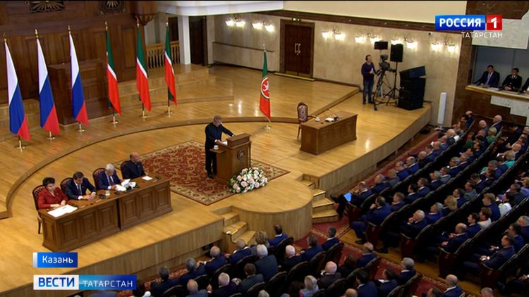 «Мы доказали – нас не сломить!»: Минниханов выступил с традиционным обращением к Госсовету РТ