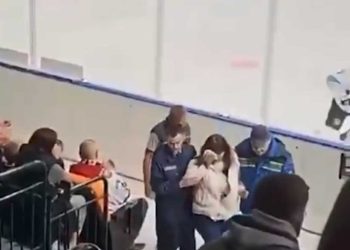 В Казани на матче «Ак Барса» болельщице в лицо прилетела шайба