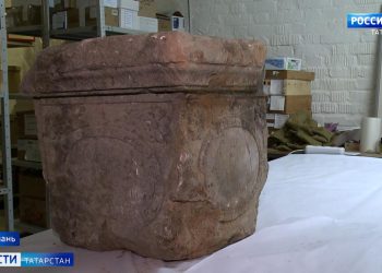 В обмелевшей Казанке обнаружили надгробие 1835 года