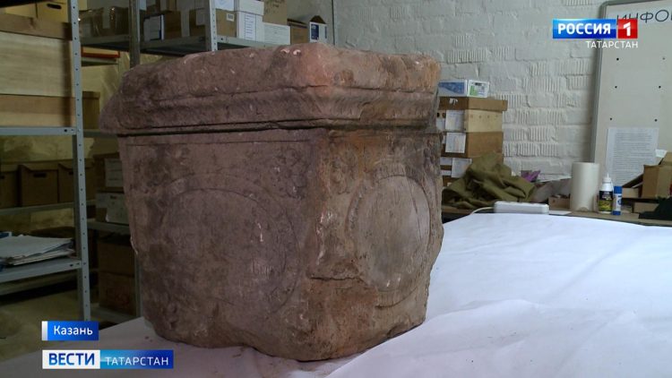 В обмелевшей Казанке обнаружили надгробие 1835 года