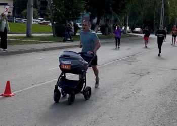 В Альметьевске участник спортивного фестиваля пробежал 10 км с младенцем в коляске