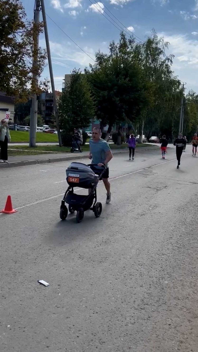 В Альметьевске участник спортивного фестиваля пробежал 10 км с младенцем в коляске
