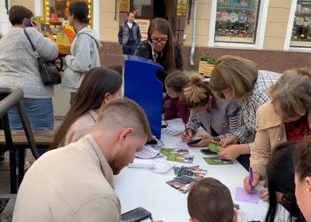 Жители Казани смогли отправить открытки учителям со всей России