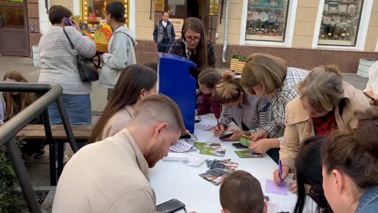 Жители Казани смогли отправить открытки учителям со всей России