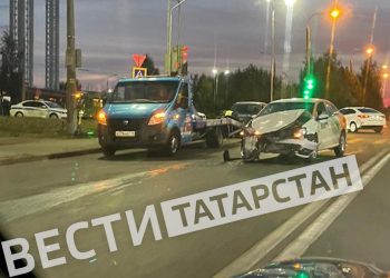 В Казани на Парина столкнулись каршеринг и легковушка