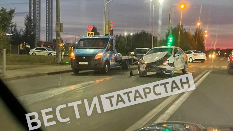 В Казани на Парина столкнулись каршеринг и легковушка