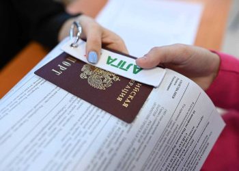 ЦИК РТ подарил сувениры татарстанцам, которые впервые приняли участие в голосовании