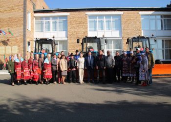 В Менделеевске главам сельских поселений вручили ключи от тракторов