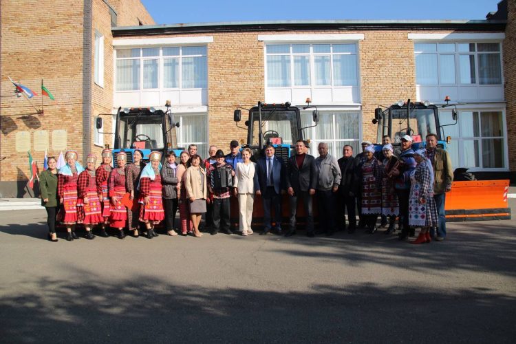 В Менделеевске главам сельских поселений вручили ключи от тракторов