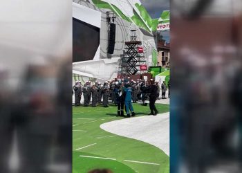 В Альметьевске на Дне нефтяника один из работников нефтяной промышленности сделал предложение своей девушке