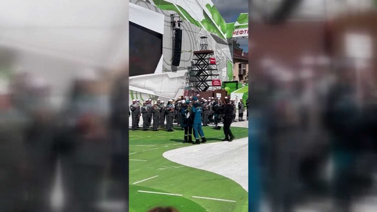 В Альметьевске на Дне нефтяника один из работников нефтяной промышленности сделал предложение своей девушке