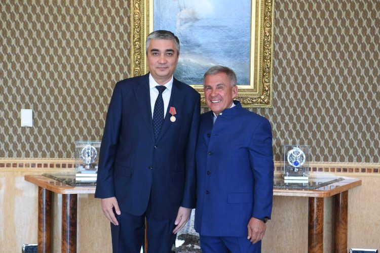 Минниханов вручил Ботиржону Асадову медаль в честь 100-летия ТАССР