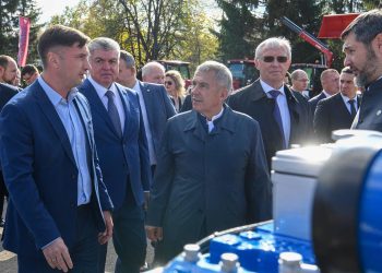 Минниханов в Челнах осмотрел выставку татарстанских предприятий машиностроения
