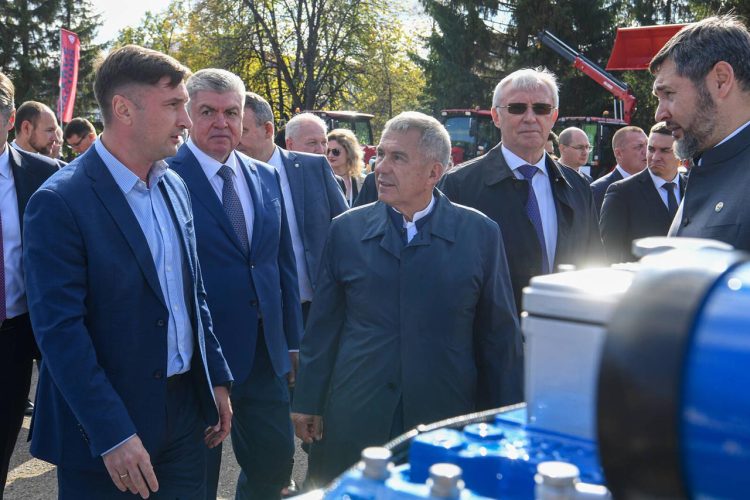 Минниханов в Челнах осмотрел выставку татарстанских предприятий машиностроения