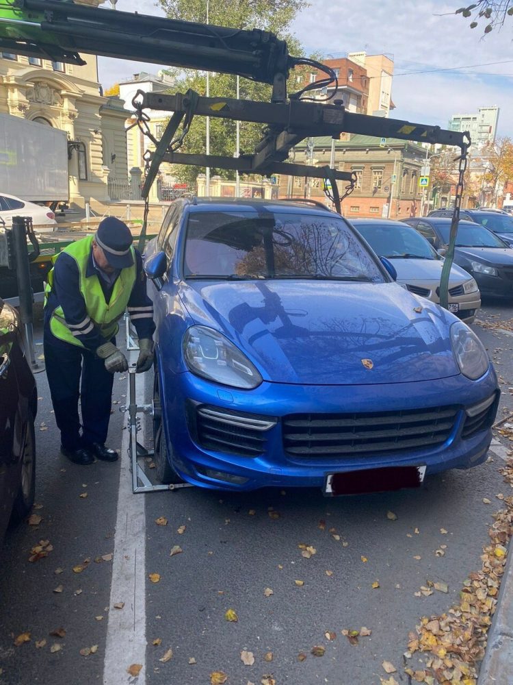 Жительница Казани лишилась Porsche из-за 52 штрафов