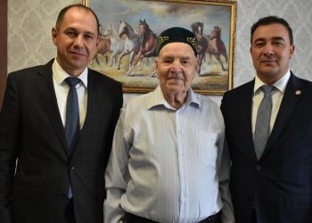 Глава Буинского района поздравил ветерана с Днем пожилых