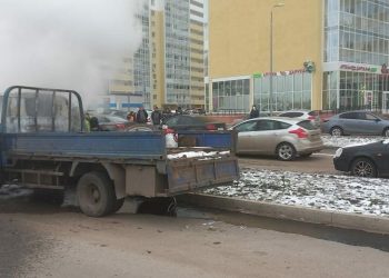 В Набережных Челнах во дворе дома загорелся грузовик