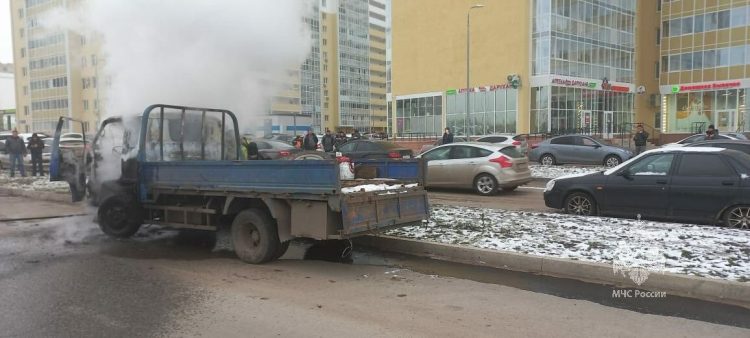 В Набережных Челнах во дворе дома загорелся грузовик