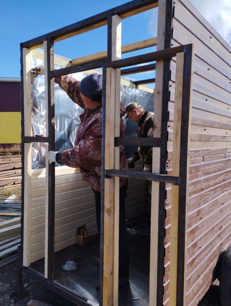 Глава Новошешминского района помог построить баню для бойцов СВО