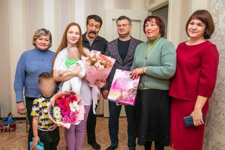 В Нижнекамске семью участника СВО поздравили с рождением дочери