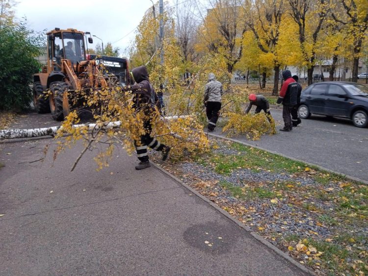 Власти Казани просят горожан не выходить на улицу из-за урагана