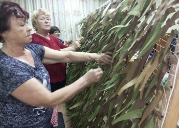 Жители Менделеевска передали пиломатериалы и масксети бойцам в зону СВО
