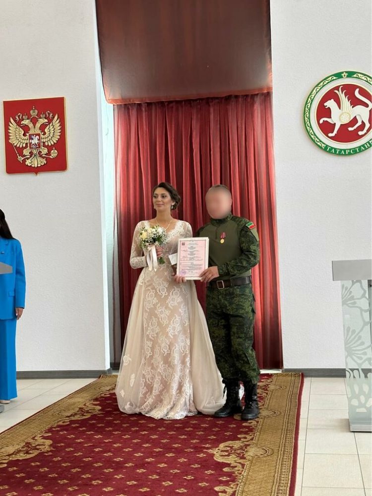 В Челнах боец СВО прибыл в отпуск и женился