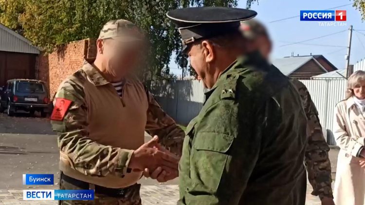 «По зову сердца еду»: троих контрактников из Буинска проводили в зону СВО