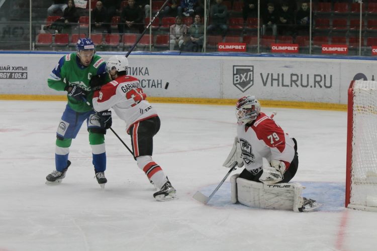 Альметьевский «Нефтяник» проиграл «Торосу» со счетом 4:3
