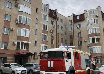Пожарные потушили горящую крышу в доме на Меридианной в Казани
