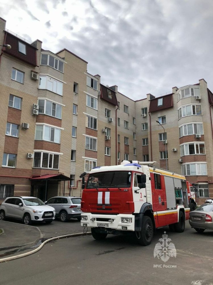 Пожарные потушили горящую крышу в доме на Меридианной в Казани