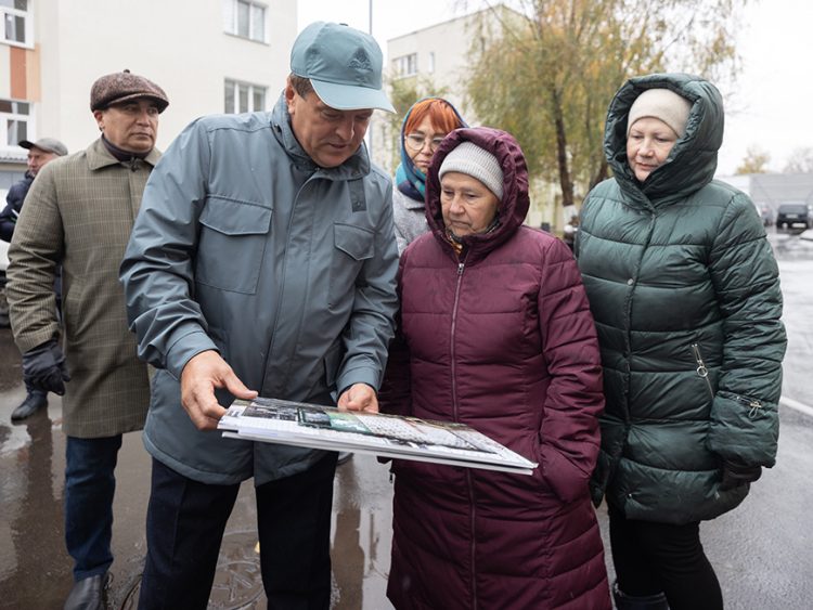 Метшин проверил работы по благоустройству двора на улице Яшь Кыч