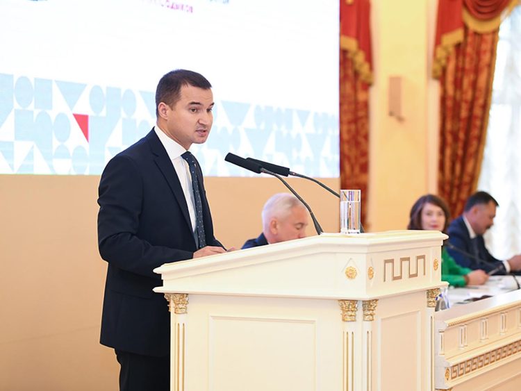 Садыков предложил создать в Казани центр патриотического воспитания