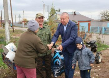 Глава Сармановского района вручил семьям бойцов СВО продуктовые наборы
