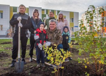 В Челнах возле нового детсада, возведенного по нацпроекту, прошла масштабная посадка деревьев