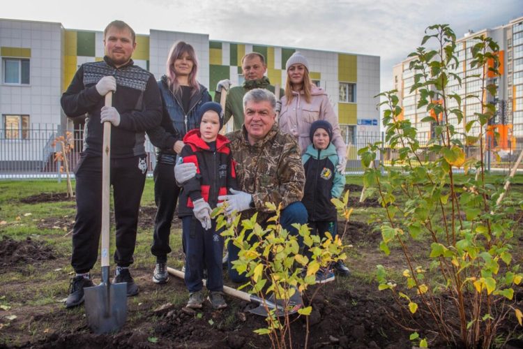 В Челнах возле нового детсада, возведенного по нацпроекту, прошла масштабная посадка деревьев