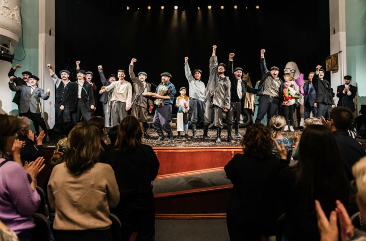 В Альметьевском драмтеатре по нацпроекту представили первую премьеру сезона