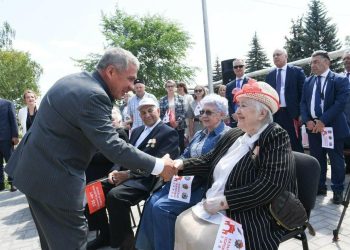Минниханов в День пожилых людей призвал татарстанцев позвонить близким