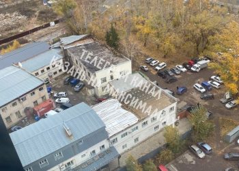 Сильный ветер сорвал кровлю у нескольких зданий в Казани