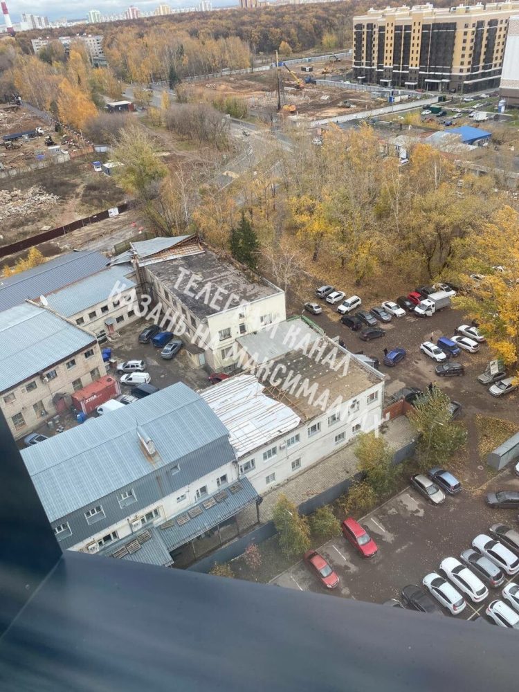 Сильный ветер сорвал кровлю у нескольких зданий в Казани