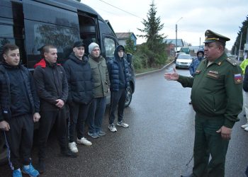Житель Алексеевского района проводил сына в армию и подписал контракт на службу в зону СВО