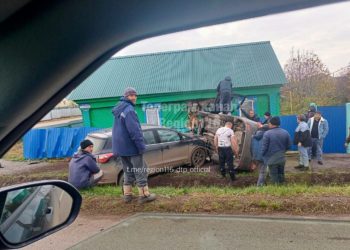 Два автомобиля влетели в сельский дом под Альметьевском