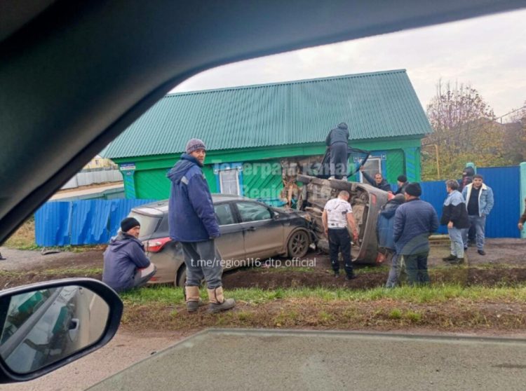 Два автомобиля влетели в сельский дом под Альметьевском