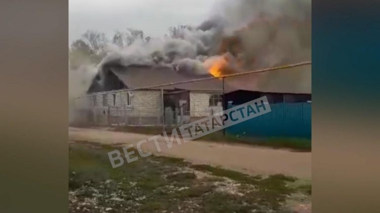 Полицейский из Бугульмы вместе с соседом спас бабушку из пожара