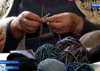 Рукодельницы из Челнов вяжут носки для бойцов СВО из самодельной пряжи