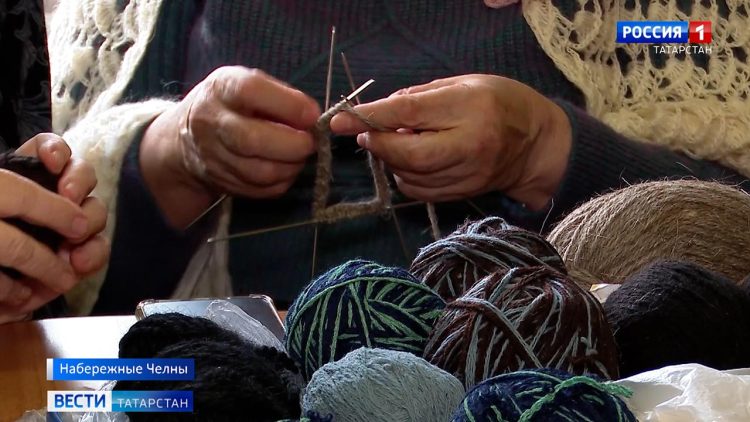 Рукодельницы из Челнов вяжут носки для бойцов СВО из самодельной пряжи