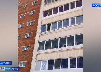 В Альметьевске жильцы многоэтажки жалуются на пенсионерку, которая запугивает и травит ацетоном соседей