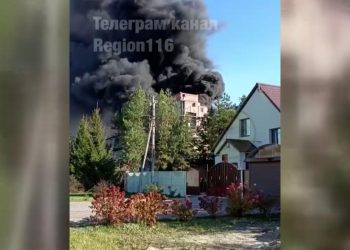 В казанском поселке Мирный загорелся недострой