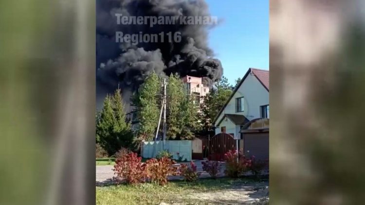 В казанском поселке Мирный загорелся недострой